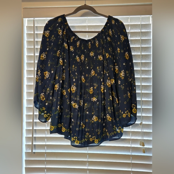 🆕️Max Edition Size M Blue With Yellow Flowers Pleated Blouse Retails @ $98 - Picture 4 of 10